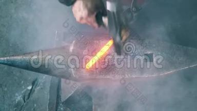 铁匠用刀把它<strong>打</strong>在铁砧上。